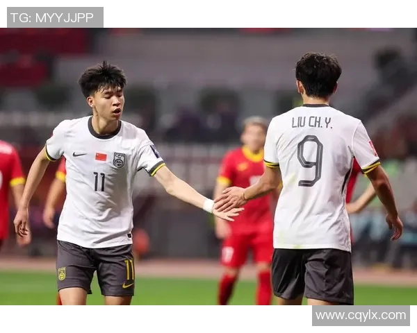 中国男足迎战日本队力争胜利展现团队精神与拼搏决心